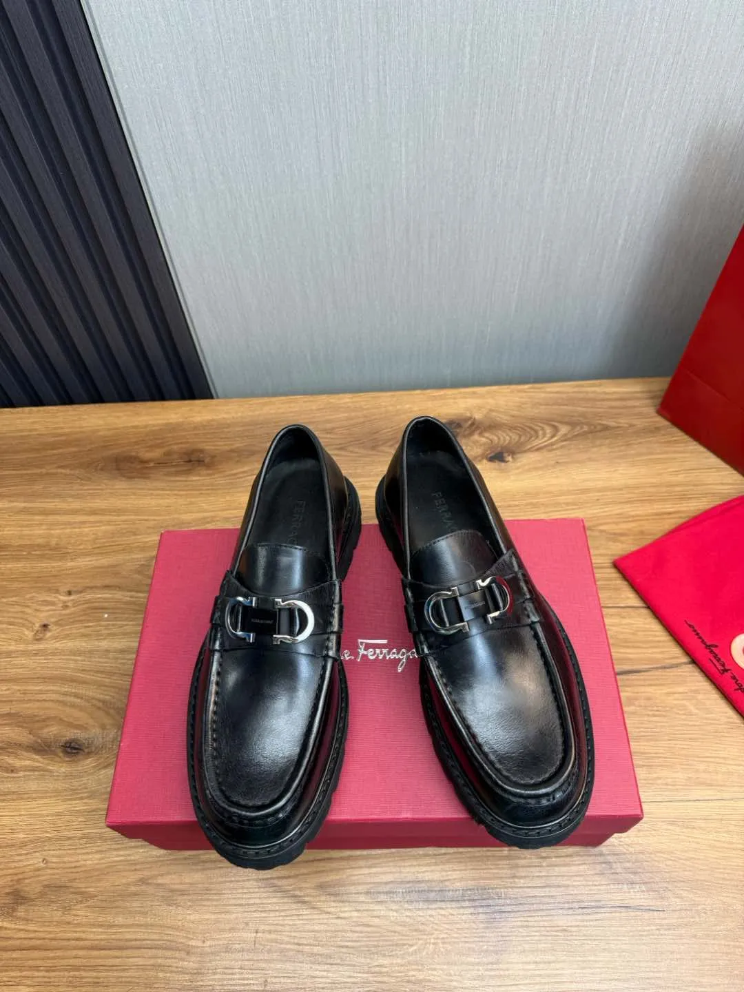 Men's shoes 💰880💰 Ferragamo. [Ferragamo] men's thick-soled loafers, the latest hot style, 1:1 original purchase quality, top quality, imported open-edge beaded cowhide leather on the upper, hand-made three-dimensional stitching highlights the round toe design, the inner foot pads are all imported cowhide, with original lightweight foam outsole, matching code 39-44, (38, 45 custom-made, non-refundable)